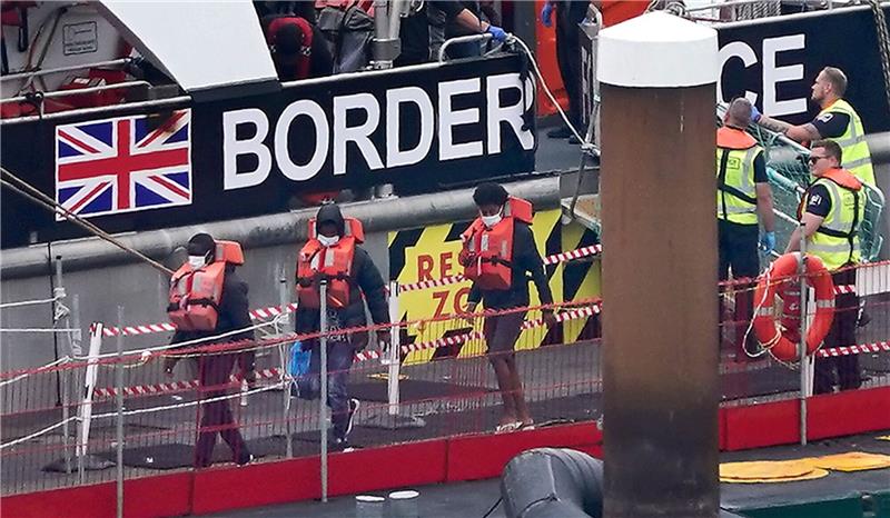 Kampf gegen Schmuggler: London hofft auf Internet-Konzerne Migranten sind an Bord eines Schiffes der Grenztruppen nach Dover gebracht worden, nachdem sie bei einem Zwischenfall mit einem kleinen Boot im Ärmelkanal gerettet wurden (Archivbild).