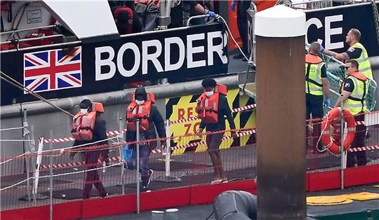 Migranten sind an Bord eines Schiffes der Grenztruppen nach Dover gebracht worden, nachdem sie bei einem Zwischenfall mit einem kleinen Boot im Ärmelkanal gerettet wurden (Archivbild).