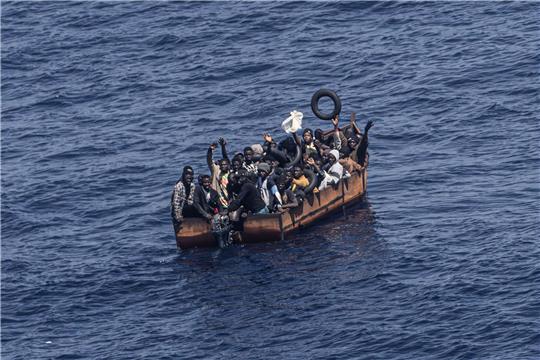 Migranten sind auf dem Weg von der Nordküste Afrikas zur italienischen Insel Lampedusa (Archivbild). Grünen-Innenpolitiker Pahlke plädiert für den Einsatz der Bundespolizei zur Seenotrettung im Mittelmeer.