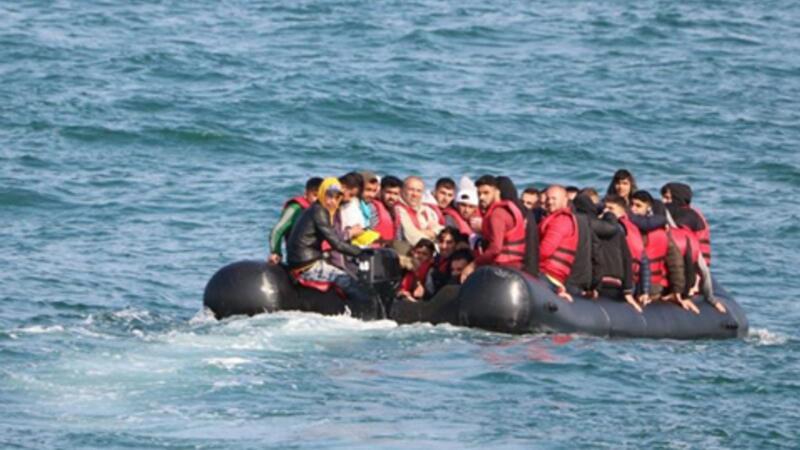 Ärmelkanal: Über 10.000 Überquerungen seit Jahresbeginn Migranten versuchen in einem Schlauchboot den Ärmelkanal zu überqueren.
