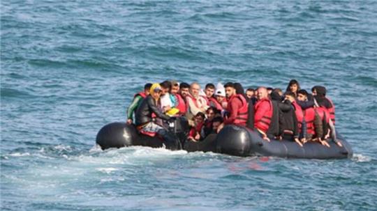 Migranten versuchen in einem Schlauchboot den Ärmelkanal zu überqueren.