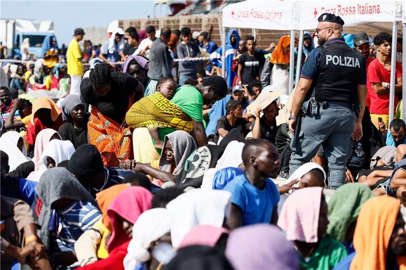 Hunderte Bootsmigranten verlassen Lampedusa Migranten warten darauf, von der Insel Lampedusa auf das Festland gebracht zu werden.