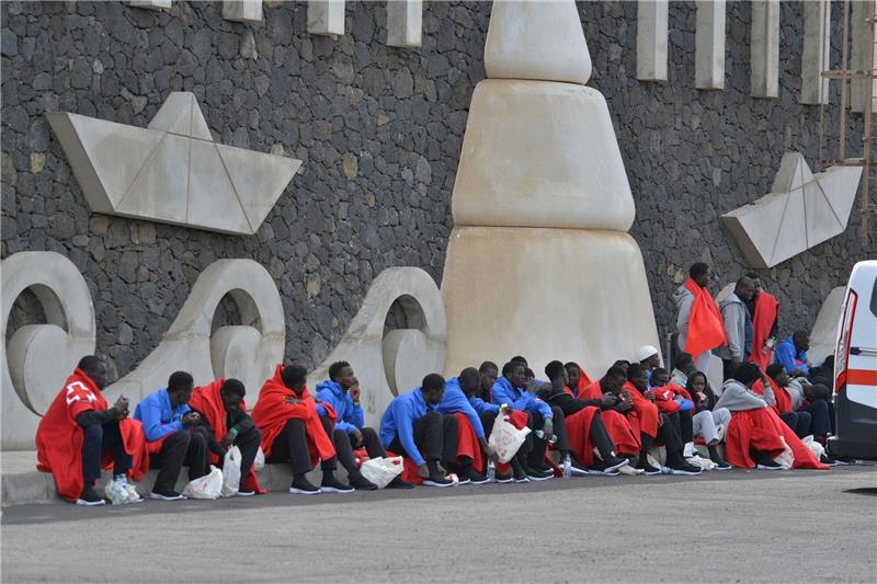 Migranten werden im Hafen von La Restinga auf der Insel El Hierro vom Gesundheitsdienst versorgt.