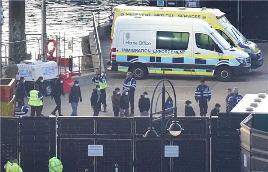 Migranten werden in Dover von der Grenzpolizei empfangen.