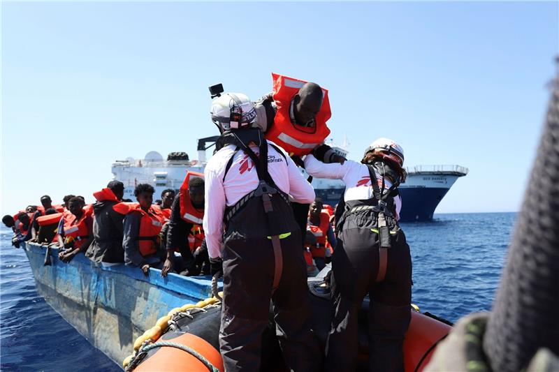 Ärzte ohne Grenzen retten mehr als 300 Mittelmeermigranten Migranten werden in den internationalen Gewässern vor der libyschen Küste von der Besatzung des Rettungsschiffs Geo Barents gerettet.