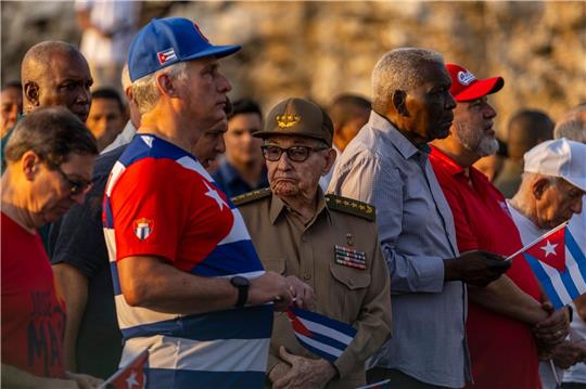 Miguel Diaz-Canel (2.v.l), Präsident von Kuba, und Raul Castro (M), ehemaliger Präsident von Kuba, nehmen an den Feierlichkeiten zum Tag der Arbeit teil.