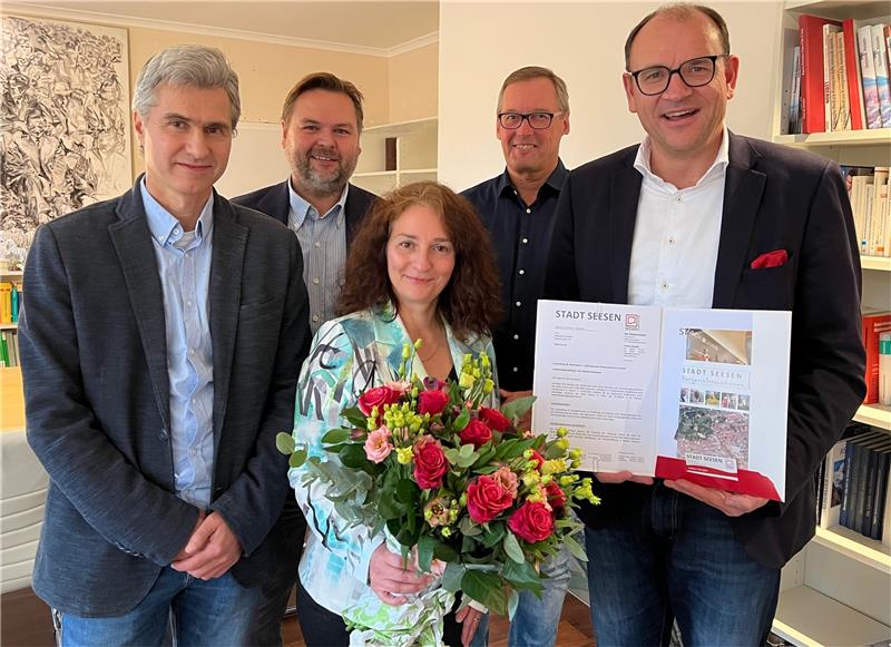Mihaela Kossmann wird ab März ihre Praxis in Seesen eröffnen. Unterstützt wird sie dabei nicht nur von Ehemann Manuel Kossmann (l.), sondern auch von Bürgermeister Erik Homann (r.), Fachbereichsleiter Thorsten Scheerer (2.v.r.) sowie Wirtschaftsförderer Tobias Heupke (2.v.l.). Foto: Stadt Seesen
