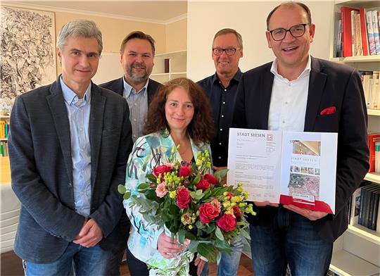 Mihaela Kossmann wird ab März ihre Praxis in Seesen eröffnen. Unterstützt wird sie dabei nicht nur von Ehemann Manuel Kossmann (l.), sondern auch von Bürgermeister Erik Homann (r.), Fachbereichsleiter Thorsten Scheerer (2.v.r.) sowie Wirtschaftsförderer Tobias Heupke (2.v.l.). Foto: Stadt Seesen