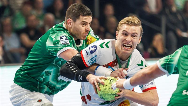 Machtkampf bei Füchsen: Kretzschmar und Siewert freigestellt Mijajlo Marsenic (l.) und Magdeburgs Gisli Kristjansson im Duell um den Ball. (Archivbild)