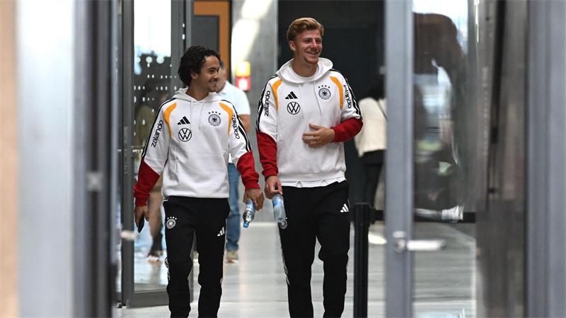 Mika Baur (l) und Finn Jeltsch gehören zu der großen Gruppe an DFB-Neulingen. 