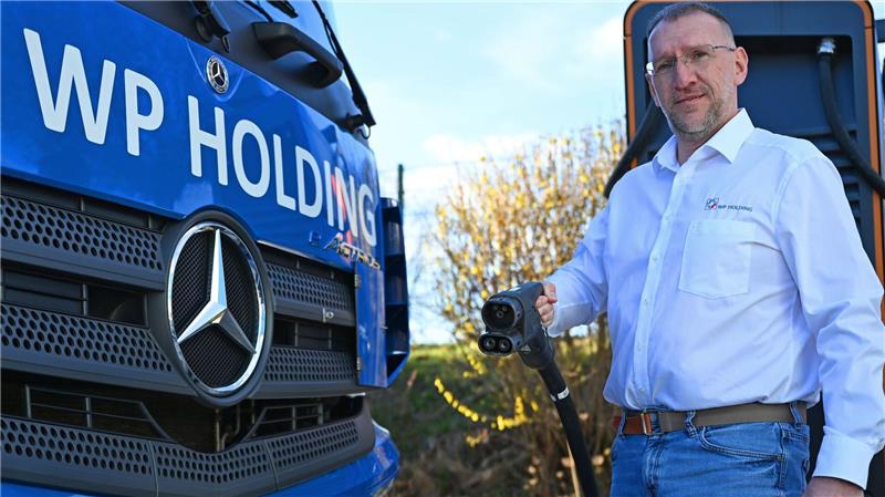 Mike Henniger leitet den Fuhrpark der WP Spedition in Zwickau. Seit einigen Jahren setzt er auch auf Elektro-Lkw. Geladen werden die Akkus vorrangig auf dem eigenen Firmengelände. 