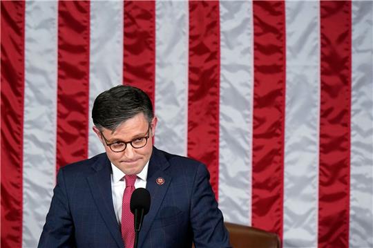 Mike Johnson, Vorsitzender des US-Repräsentantenhauses. Der Streit um den Haushalt in den USA offenbart die Spaltung der Republikaner im Kongress und dämpft die Hoffnung auf eine baldige Hilfsgelder für die Ukraine.