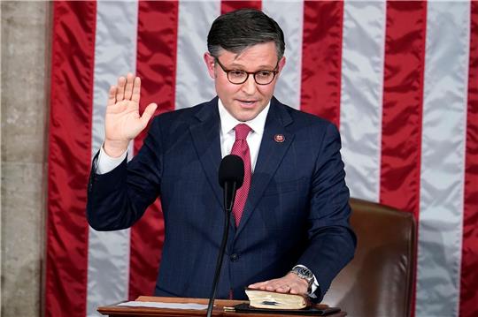 Mike Johnson wird als Vorsitzender des US-Repräsentantenhauses vereidigt.