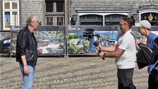Mike Krüger dreht für Mario Barth unter anderem auf dem Marktplatz in Goslar.