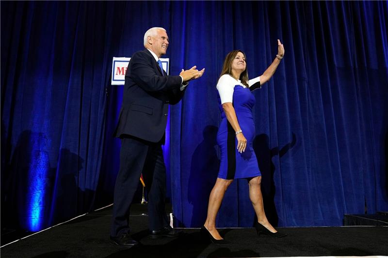 Mike Pence, republikanischer Präsidentschaftskandidat und ehemaliger Vizepräsident der USA, und seine Frau Karen kommen zu einer Wahlkampfveranstaltung.