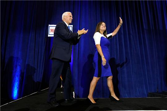Mike Pence, republikanischer Präsidentschaftskandidat und ehemaliger Vizepräsident der USA, und seine Frau Karen kommen zu einer Wahlkampfveranstaltung.