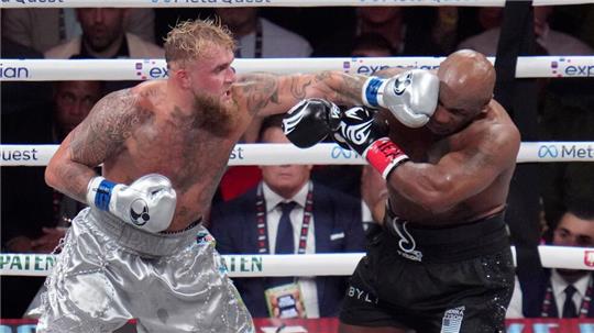 Mike Tyson (rechts) musste deutlich härtere Treffer einstecken als sein 31 Jahre jüngerer Gegner. 