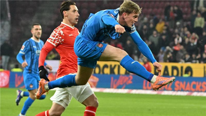 Mikkel kaufmann schießt am Mainzer Tor vorbei.