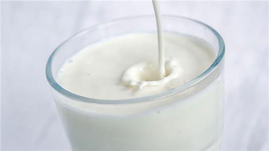 Milch und bestimmte Milchprodukte können das Risiko für Dickdarmkrebs wohl etwas verringern. (Archivbild)