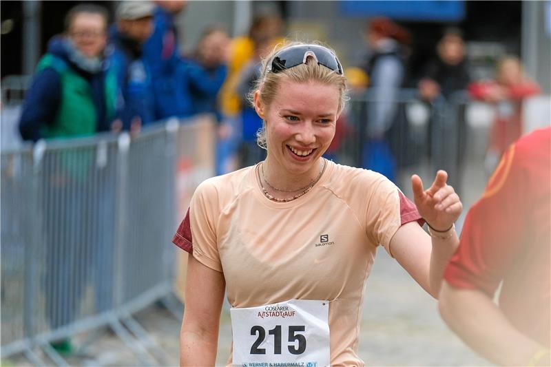 Milena Eimann kommt nach 9,6 Kilometern als erste Frau ins Ziel.