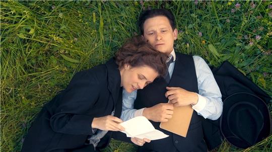Milena Jesenska (Liv Lisa Fries) und Franz Kafka (Joel Basman) in einer Szene aus «Kafka».