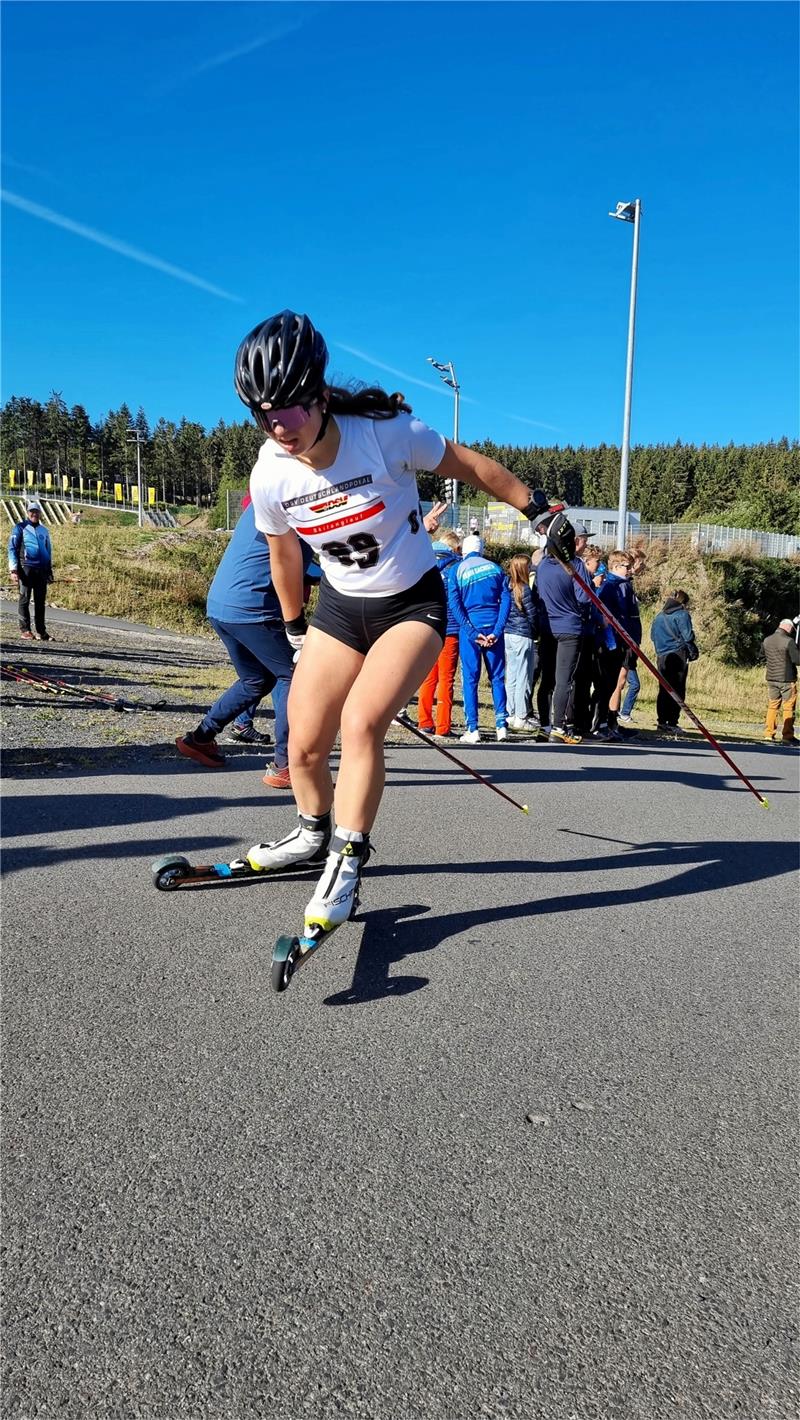 Skilanglauf: Junioren liefern bei Leistungskontrolle ab Milena Protte vom SK Oker belegt bei der zentralen Herbstleistungskontrolle in Oberhof in der Altersklasse U 18 auf Rollern einen zehnten Platz. Im Crosslauf auf den anspruchsvollen Strecken im thüringischen Weltcup-Ort landet sie im Mittelfeld. Foto: Privat