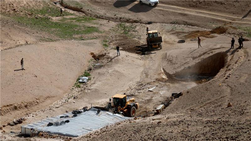 Militärbulldozer reiß ein Haus in den Beduinengebieten südlich der Westbankstadt Hebron ab.