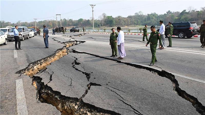 Militärchef Min Aung Hlaing inspiziert in Myanmar eine stark beschädigte Straße. 