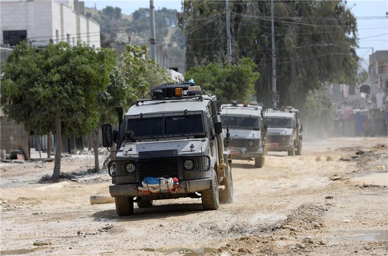 Militärfahrzeuge im palästinensischen Flüchtlingslager Nur Schams in Tulkarem.