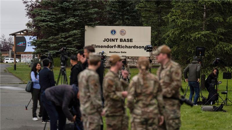 Bilder des Tages Militärpersonal und Medienvertreter stehen vor dem Joint Base Elmendorf-Richardson in Anchorage.