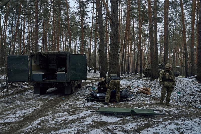 ISW: Russische Großoffensive in Luhansk wahrscheinlich Militärsanitäter legen die Leiche eines in einem Gefecht in Kremenna getöteten Soldaten in einen Leichensack.