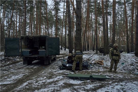 Militärsanitäter legen die Leiche eines in einem Gefecht in Kremenna getöteten Soldaten in einen Leichensack.