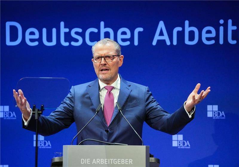 Arbeitgeberpräsident: Regierung sollte Personalkosten senken Milliardenlöcher im Haushalt: Arbeitgeberpräsident Rainer Dulger hat die Bundesregierung zu Einsparungen im Verwaltungsbereich aufgefordert (Archivbild).