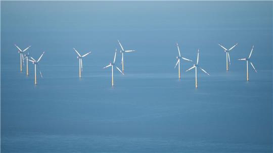 Milliardenschwere Windkraftprojekte vor der deutschen Küste könnten wegen geänderter Rahmenbedingungen auf der Kippe stehen. (Archivbild)