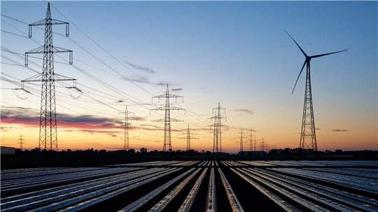 Milliardenteure Entschädigungen für die Abregelung von Wind- und Solaranlagen sollen nach einem Gesetzentwurf sinken. (Symbolbild)