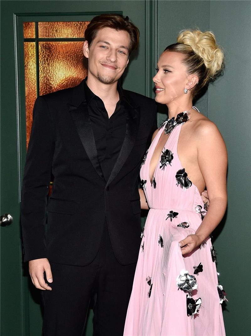 Millie Bobby Brown (r) und ihr Freund Jake Bongiovi 2022 in New York.