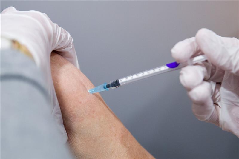 RKI: Weiter millionenfach Corona-Impfbedarf Millionen Menschen in Deutschland müssen einem RKI-Bericht zufolge ihren Impfschutz gegen das Coronavirus wieder auffrischen lassen.