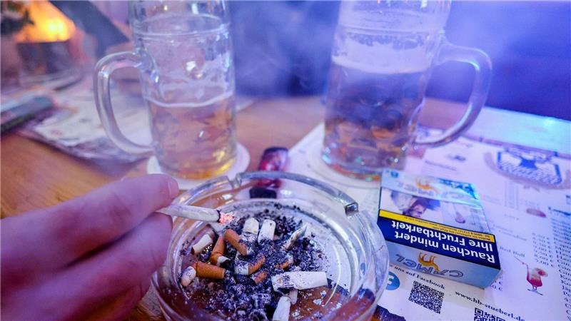 Millionen Menschen konsumieren Alkohol und Zigaretten in riskantem Ausmaß. (Symbolbild) 