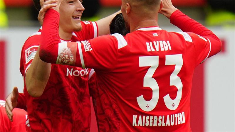 Milos Lukovic (links) jubelt mit Jan Elvedi über sein Tor zum 1:0.