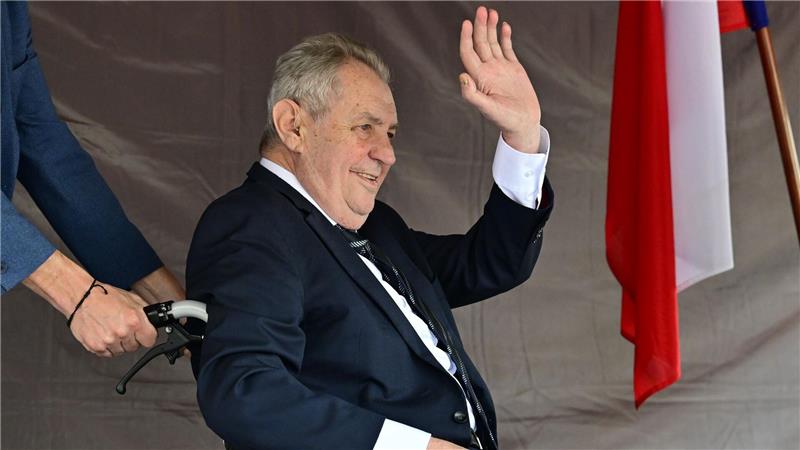 Miloš Zeman, ehemaliger Staatspräsident von Tschechien, wurde bei der Demo gegen den Sudetendeutschen Tag im Rollstuhl auf das Podium geschoben.