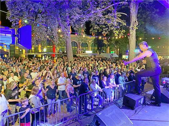 Mind2Mode feiern mit 1000 Besuchern eine Party im Badepark. Foto: Schlegel