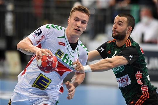 Mindens Jan Grebenc (l) spielt gegen Hannovers Bastian Roscheck.