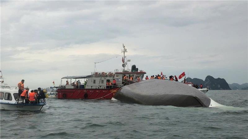 Mindestens 18 Menschen sind bei dem Bootsunglück in der Halong-Bucht gestorben. Rettungskräfte suchen nach weiteren Vermissten.
