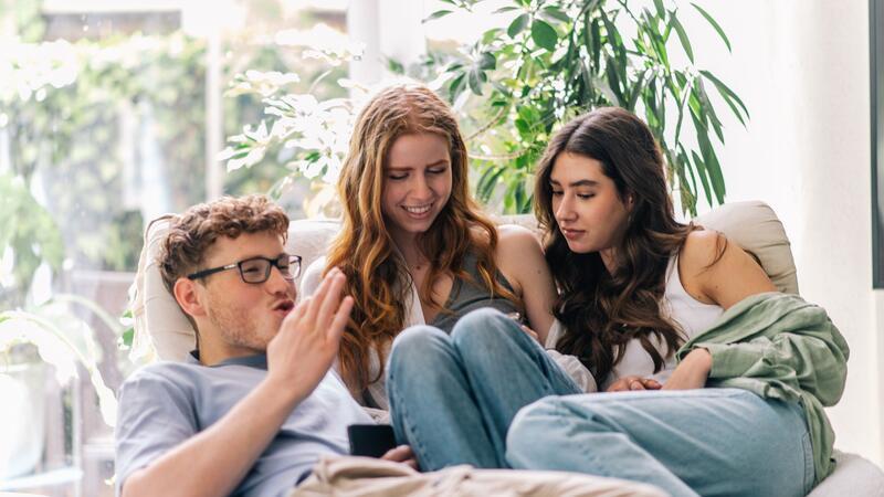 Mentale Stärke: 9 Tipps, die Sie resilienter machen Mindestens einmal pro Woche: Mit Freunden Zeit verbringen ist wichtig für die Psyche.