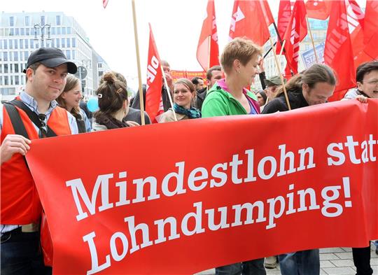 «Mindestlohn statt Lohndumping!»: Der Streit um eine weitere Erhöhung des Mindestlohns in Deutschland geht weiter.