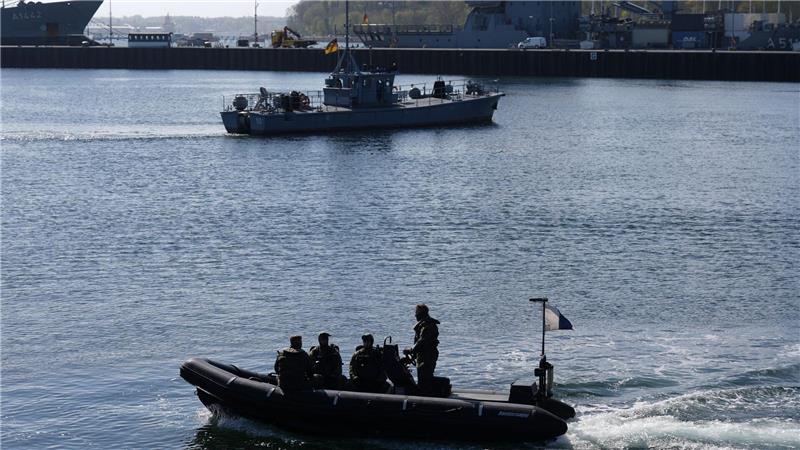 Minentaucher der Bundeswehr in einem Schlachboot.