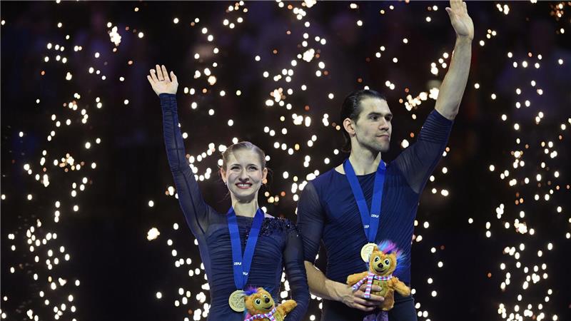 Minerva Hase (l) und Nikita Volodin feierten ihren Gold-Coup.