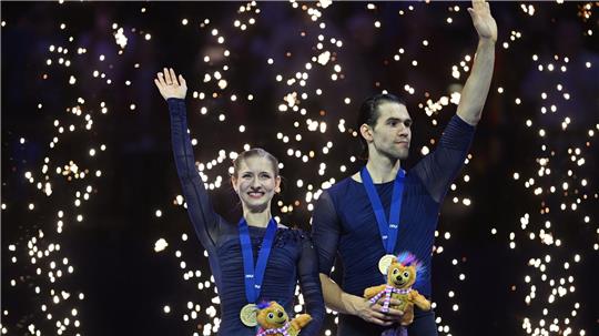Minerva Hase (l) und Nikita Volodin feierten ihren Gold-Coup.