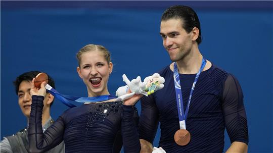 Minerva Hase (l) und Nikita Volodin (r) freuten sich über Bronze.