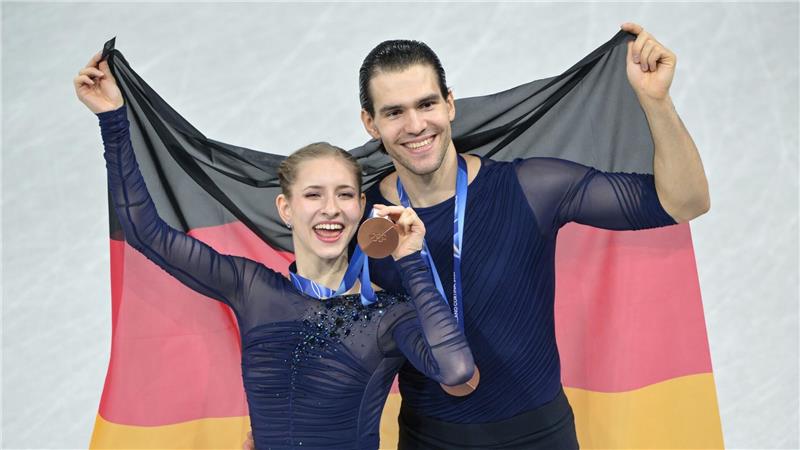 Minerva Hase (l) und Nikita Volodin (r) holten ihre erste olympische Medaille.